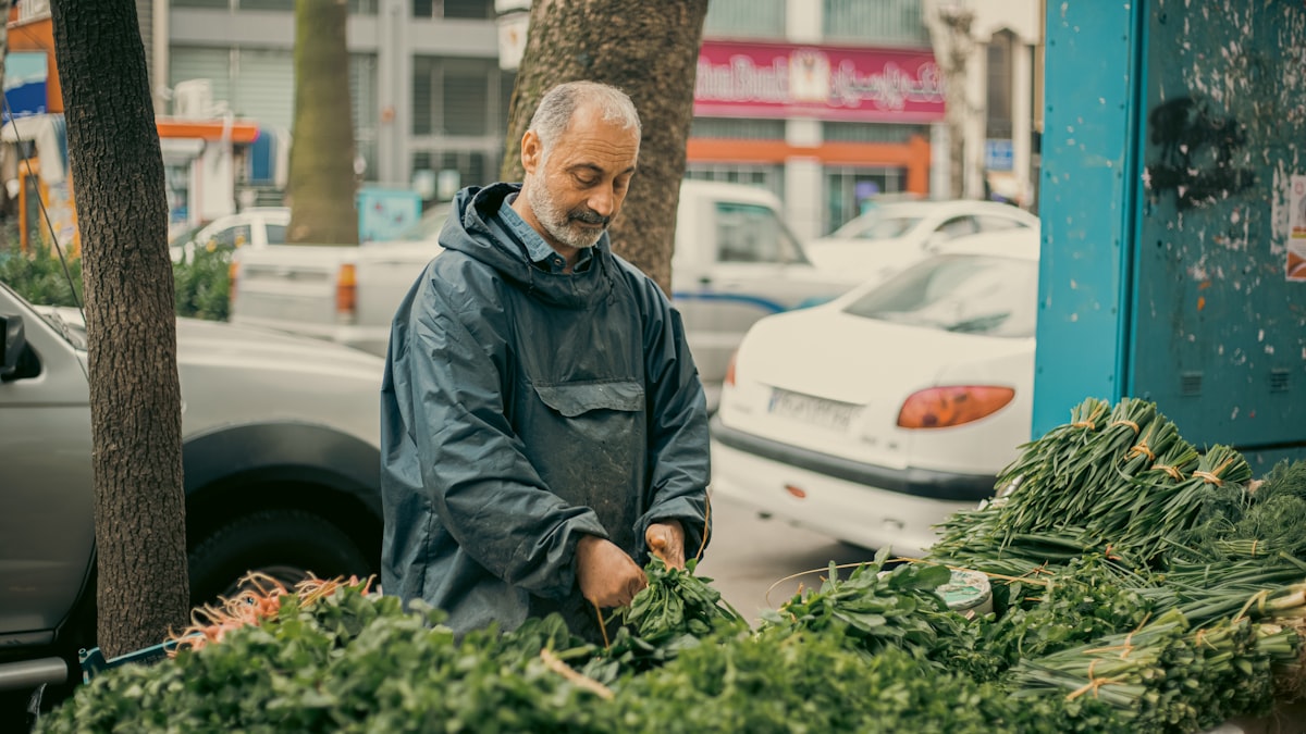 Ηλικιωμένο ζευγάρι που προετοιμάζει υγιεινό φαγητό μαζί